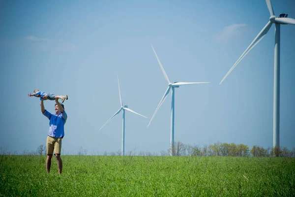 Küçük bir oğlun, babasının kollarında uçar