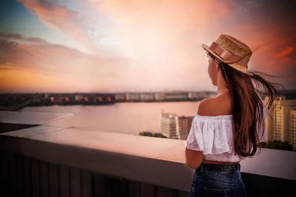 Dziewczyna w kapeluszu na zachód słońca, latające włosy — Zdjęcie stockowe