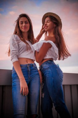 Gün batımında iki güzel kız