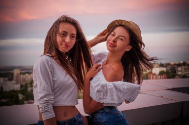 Şehrin arka planda iki kız farklı yönde bak