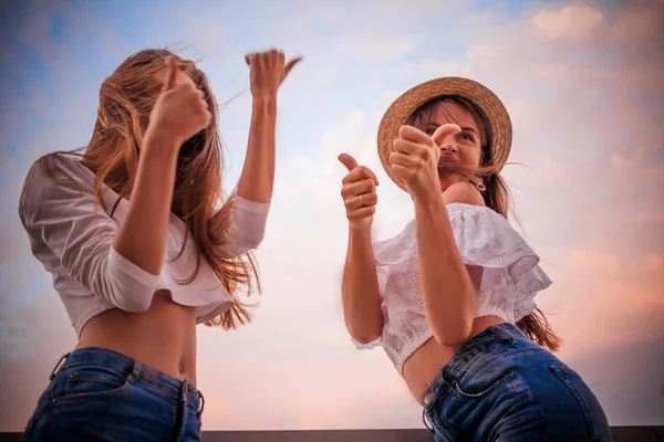 Duas meninas mostrar polegar para cima legal — Fotografia de Stock