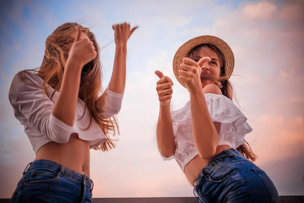 İki kız gösteri başparmak serin — Stok fotoğraf