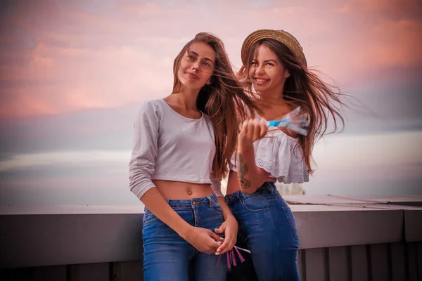 Meninas felizes com cabelo forte voando no vento — Fotografia de Stock