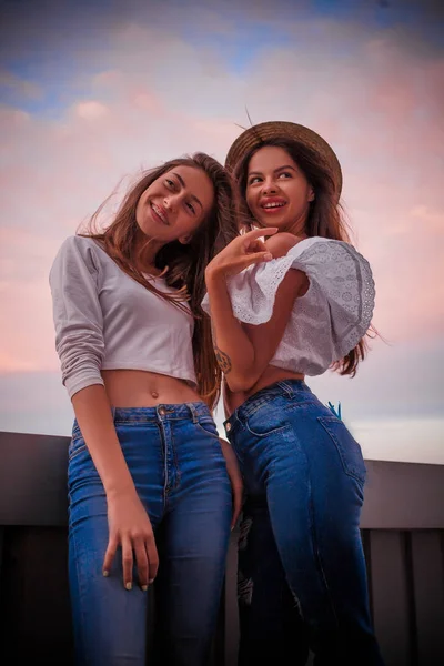 Duas meninas alegres adoráveis na cidade — Fotografia de Stock