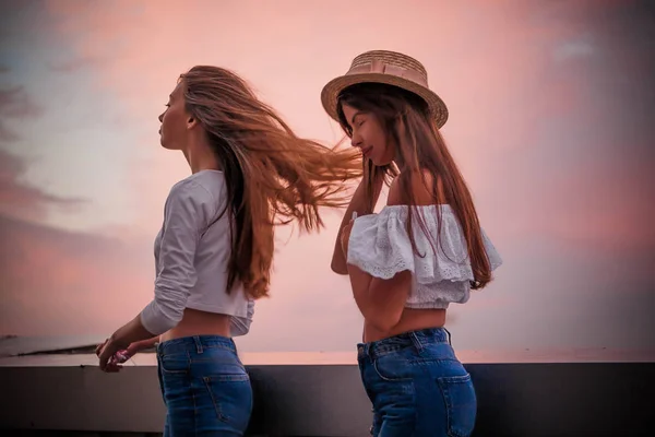 Due ragazze vanno incontro al vento — Foto Stock