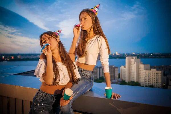 Duas meninas são enganadas com canos festivos — Fotografia de Stock