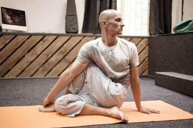 Bir adamın bir yoga mat üzerinde profili