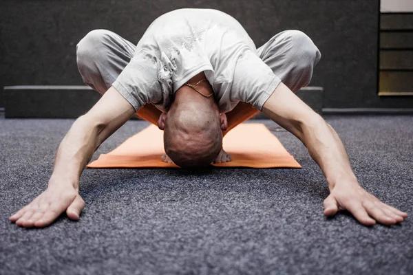 Bald yogi in a bow — Stock Photo, Image