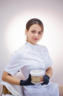 Beyaz önlük ve siyah eldiven güzellik uzmanı