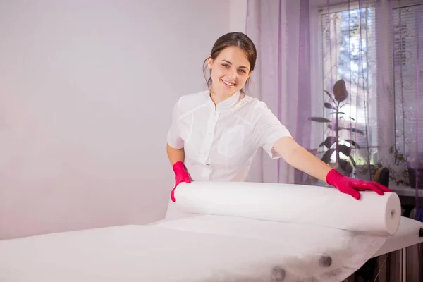 De glimlach van de schoonheidsspecialist in de cosmetologie kamer — Stockfoto