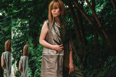 Bir kız ormanın içinde büyüleyici bir göz ile