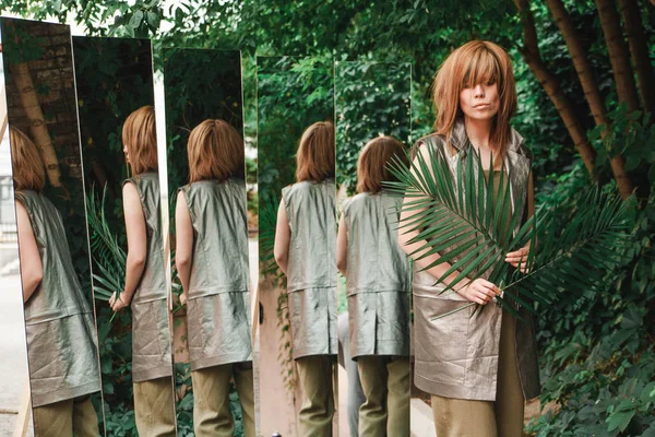 En tjej med en massa speglar och palm lämnar — Stockfoto