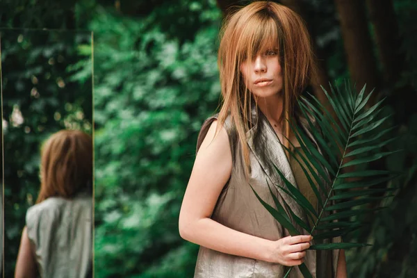 Şık bir saç kesimi ile ormanda kız