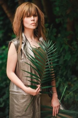 Sert bakışları ve çırpınan saç ile inanılmaz kız