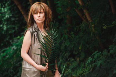 Kız uzakta görünüyor ve bir şube dalgalar