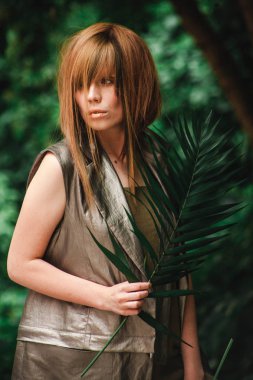 Yeşil bir şube ile gizemli kız