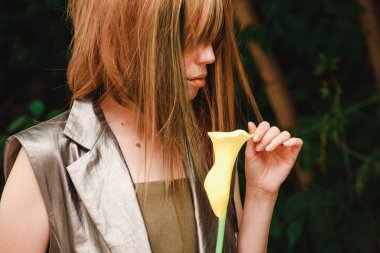 Bir kız bir çiçek görünüyor