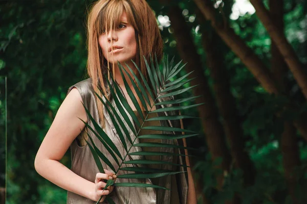 Alışılmadık bir kızın ağaçları arasında inanılmaz güzel göz