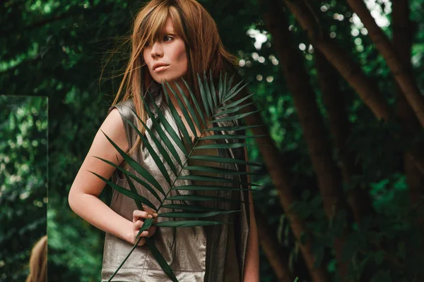 Kız ile güzel elmacık kemikleri ve dudakları palmiye dalı ile