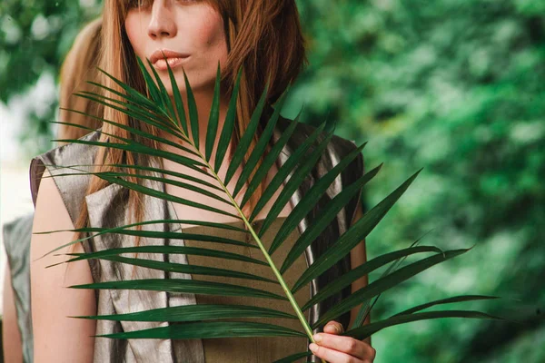 Kız palmiye dalı göğsünün koydu.