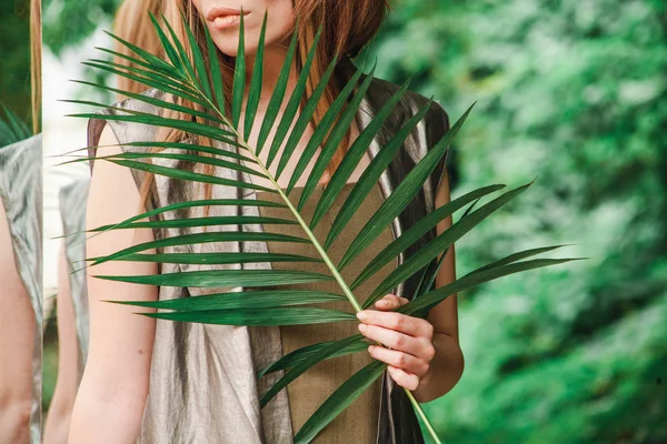 Palmiye dalı dudaklarında kızla