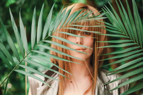 Palmiye yaprakları güzel kız