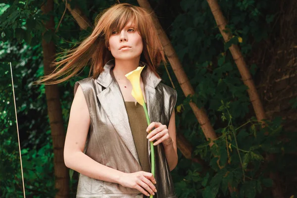 Rüzgar darbeler uzak bir tutam saç