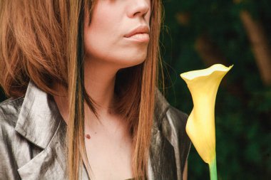 Kız bir çiçek kokusu inhales