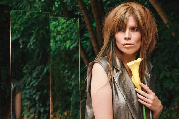 Kız bir çiçek bir ormanda aynalar tarafından sarılma.