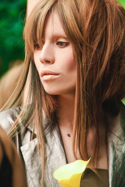 Profili bir alan kız