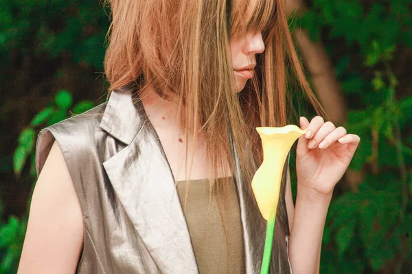 Kız yavaşça çiçek dokunur