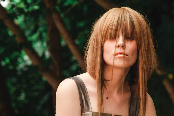 Kapalı gözler ve biraz açık dudakları ile kız