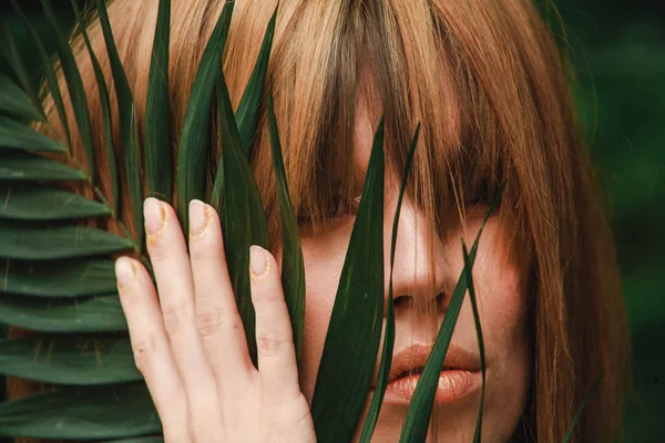 Fern kızın yüzü yakınındaki parmaklarıyla Close-Up