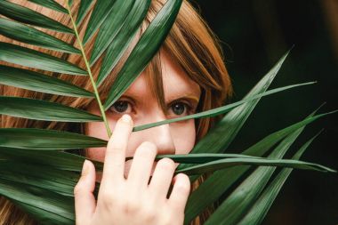 Büyük mavi gözleri modeli aracılığıyla palm şube