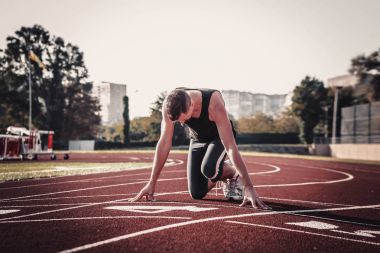 Bir adam Stadı nda başlatmak hazırlanıyor