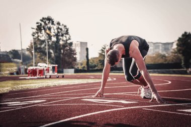 Adam başından beri kaçmak için gidiyor