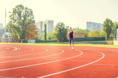 Bir adamın çalıştığı büyük bir stadyum