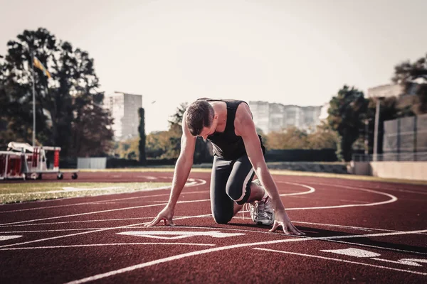 Bir adam Stadı nda başlatmak hazırlanıyor