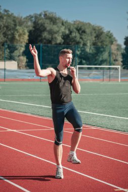 Bir lolipop eğlenceli atlama ile bir erkek atlet