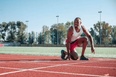 Başında pozisyonda siyah runner