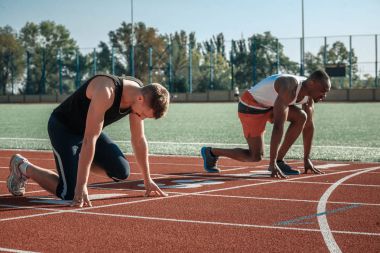 İki beyaz ve siyah atletler stadyuma başında