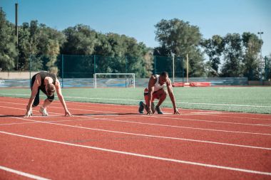 Bir çift geniş bir stadyumda sporcuların