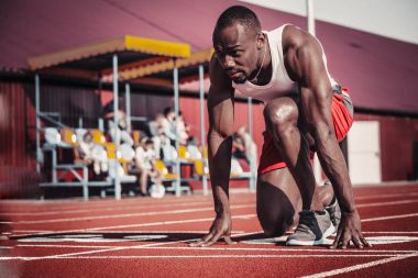 Başında bir yakışıklı zenci koşucu