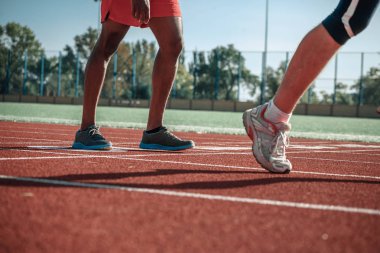 Beyaz atletin bacak öne, siyah adam geride bırakarak gözyaşları