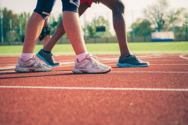 İki sporcu spor ayakkabılar bacaklar