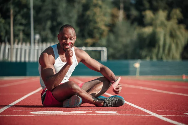 Bir lolipop ile neşeli siyah erkek atlet