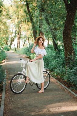 Kız alışveriş bir bisiklet ile