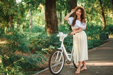 Bir kız bir şapka Rüzgar Bora tutar