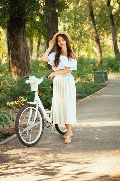 Mystérieuse fille avec un vélo — Photo