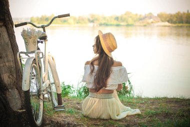 Nehir kenarında oturan rüya kız